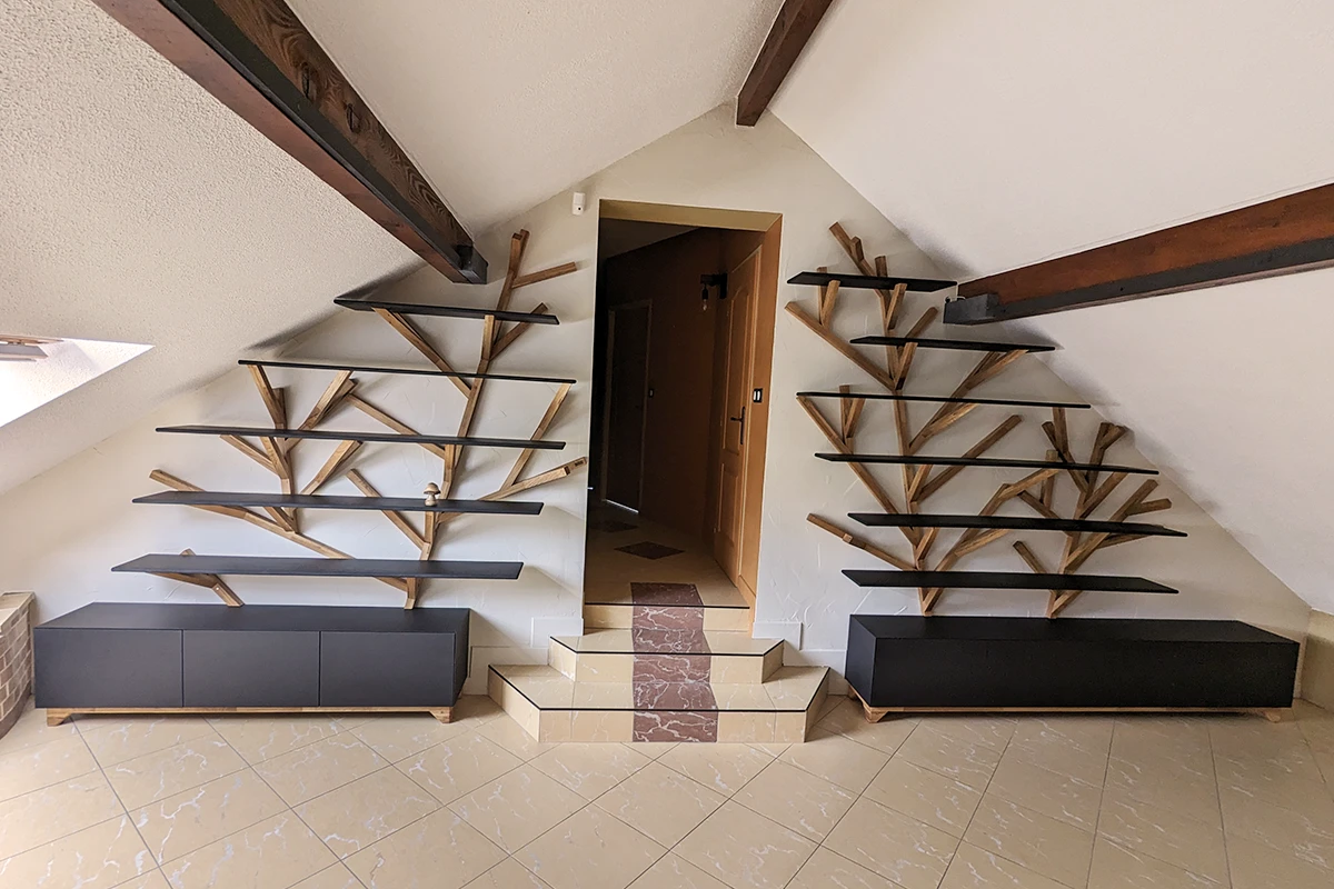 Bibliothèque sur mesure inspirée d'un arbre conçue et fabriquée par un ébéniste