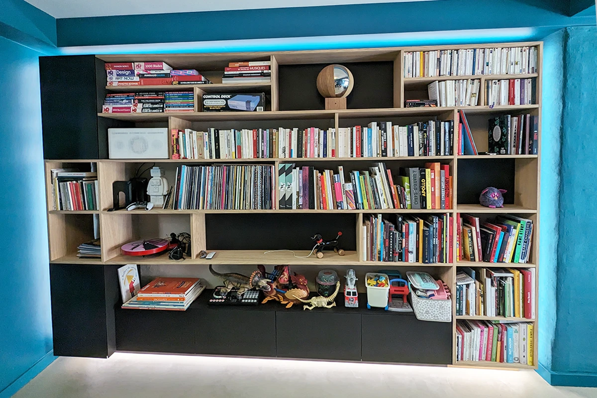 Vue d'une bibliothèque sur mesure composé de blocs une fois les livres installés