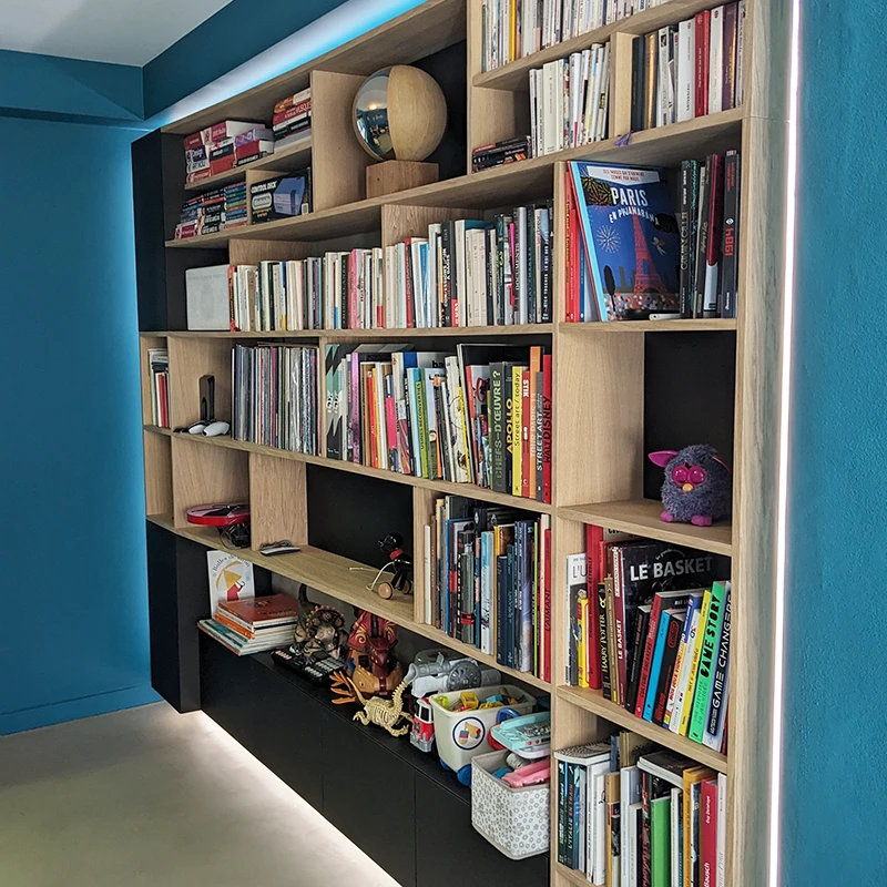 Vue d'une bibliothèque sur mesure composé de blocs une fois les livres installés
