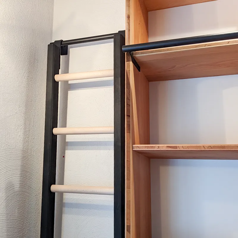 Vue d'une bibliothèque sur mesure conçue et fabriqué par Loysa. Vue en détail de l'échelle.