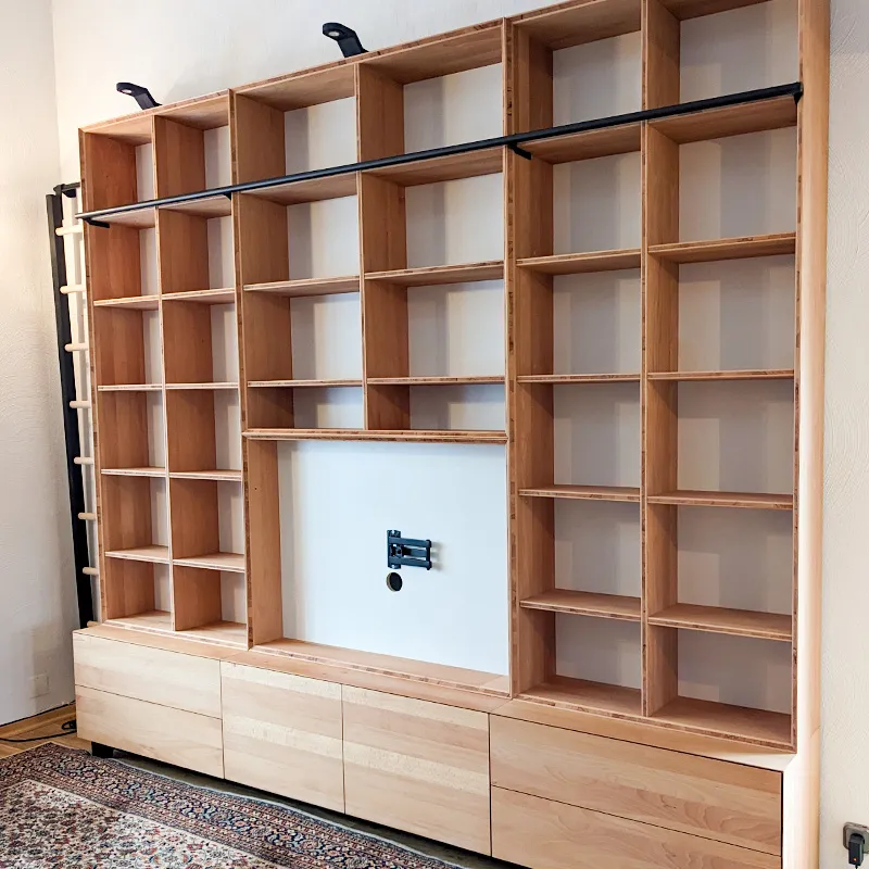 Vue d'ensemble d'une bibliothèque sur mesure conçue et fabriqué par Loysa.