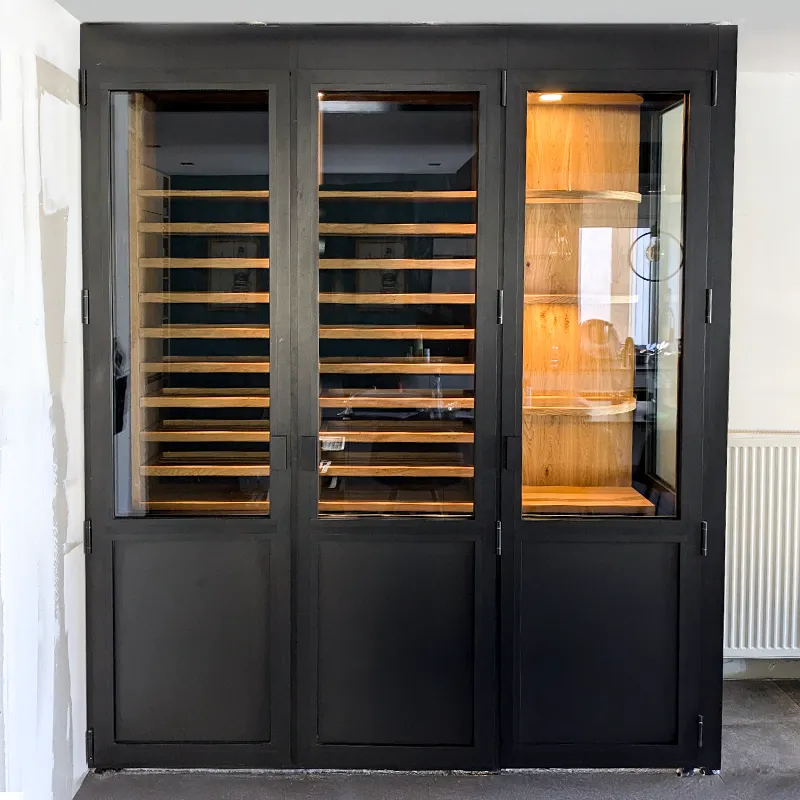Vue de l'intérieur d'une cave à vin sur mesure.