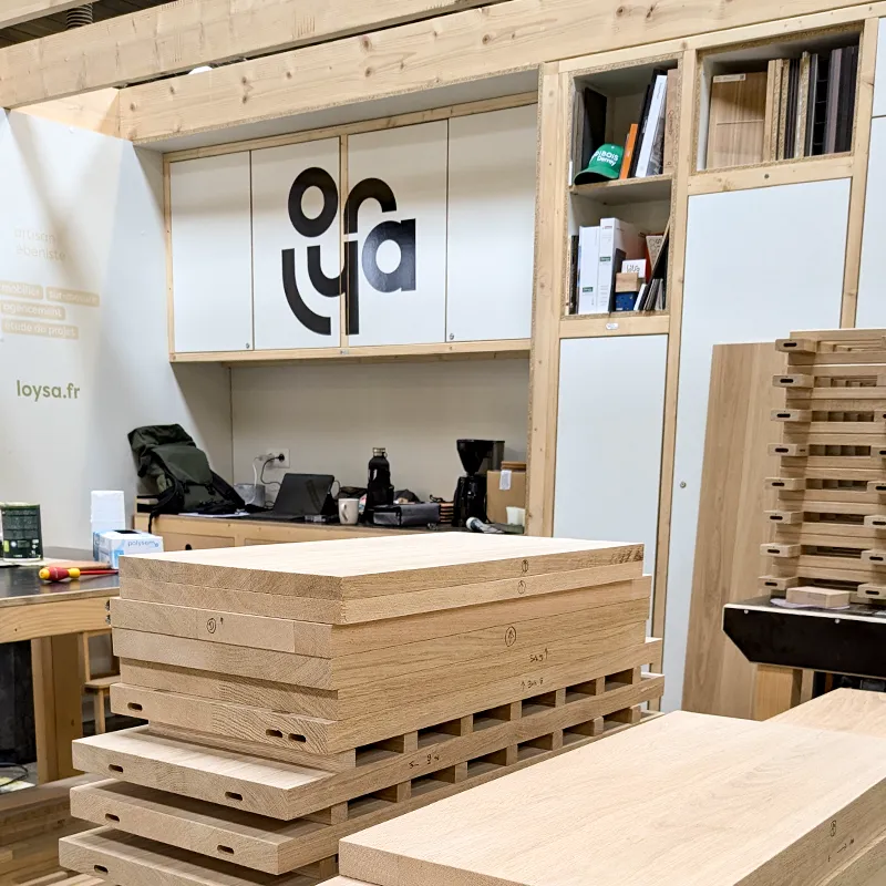 Vue des planches préparées pour la construction d'une cave à vin sur mesure dans l'atelier d'ébénisterie