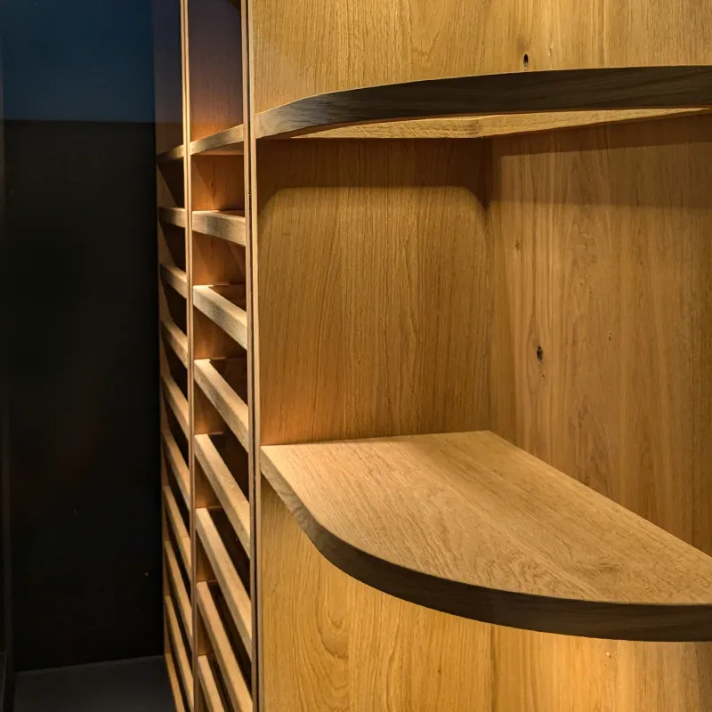 Vue de l'intérieur d'une cave à vin sur mesure. Vue des détails des rangements