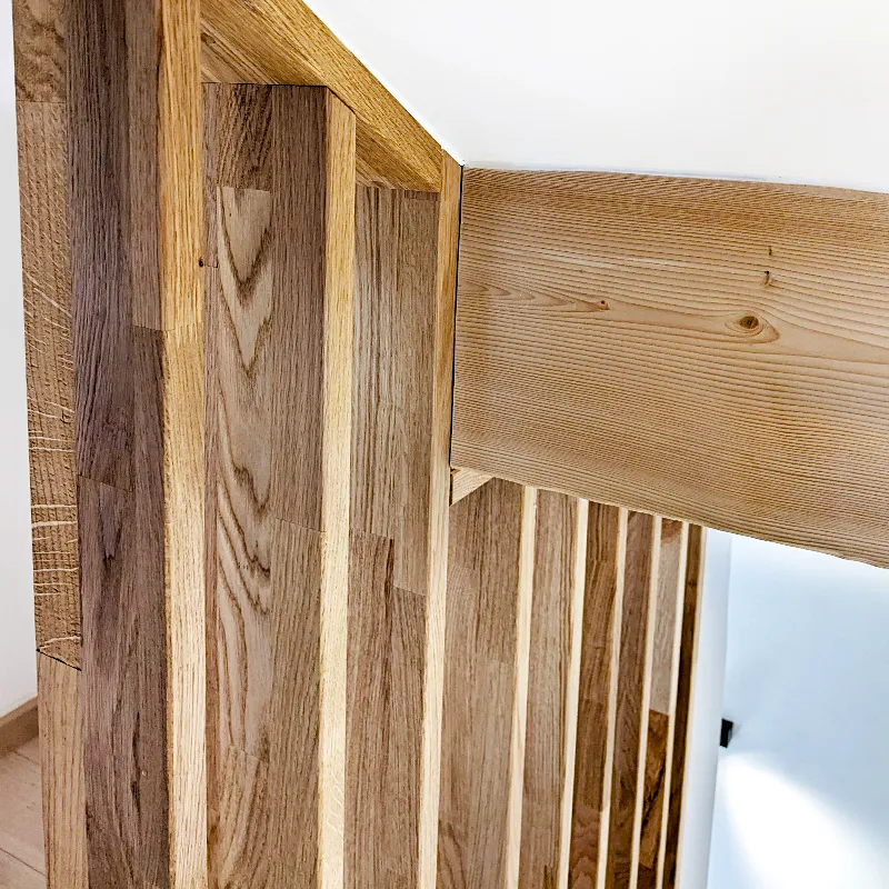 Vue d'un détail d'une claustra près d'un escalier