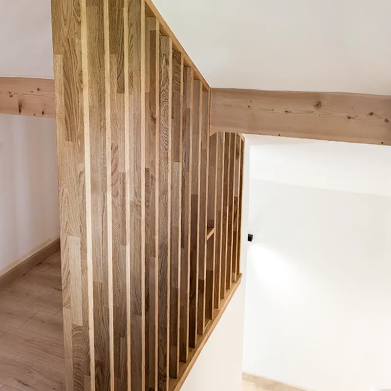 Vue d'une claustra réalisée près d'un escalier