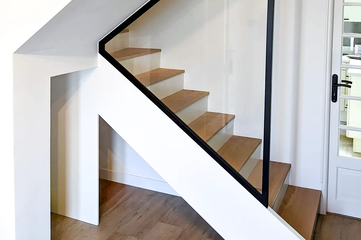 Réalisation d'un escalier sur mesure par un ébéniste, vue de l'escalier et de la verrière