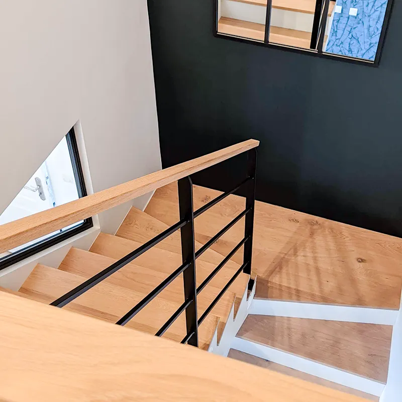 Réalisation d'un escalier sur mesure par un ébéniste, vue de l'escalier et de la rembarde