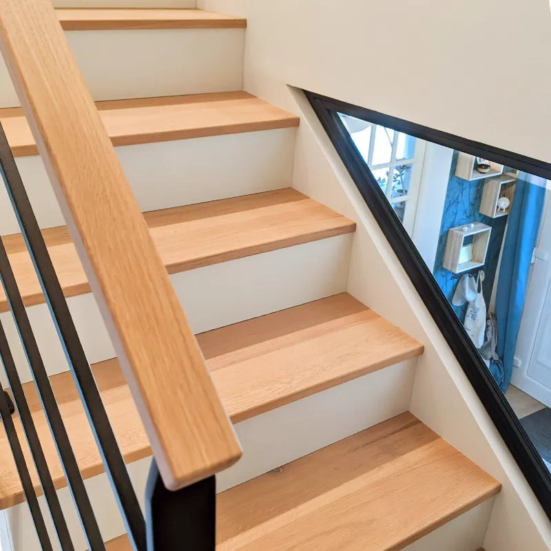 Réalisation d'un escalier sur mesure par un ébéniste, vue de l'escalier et de la rembarde