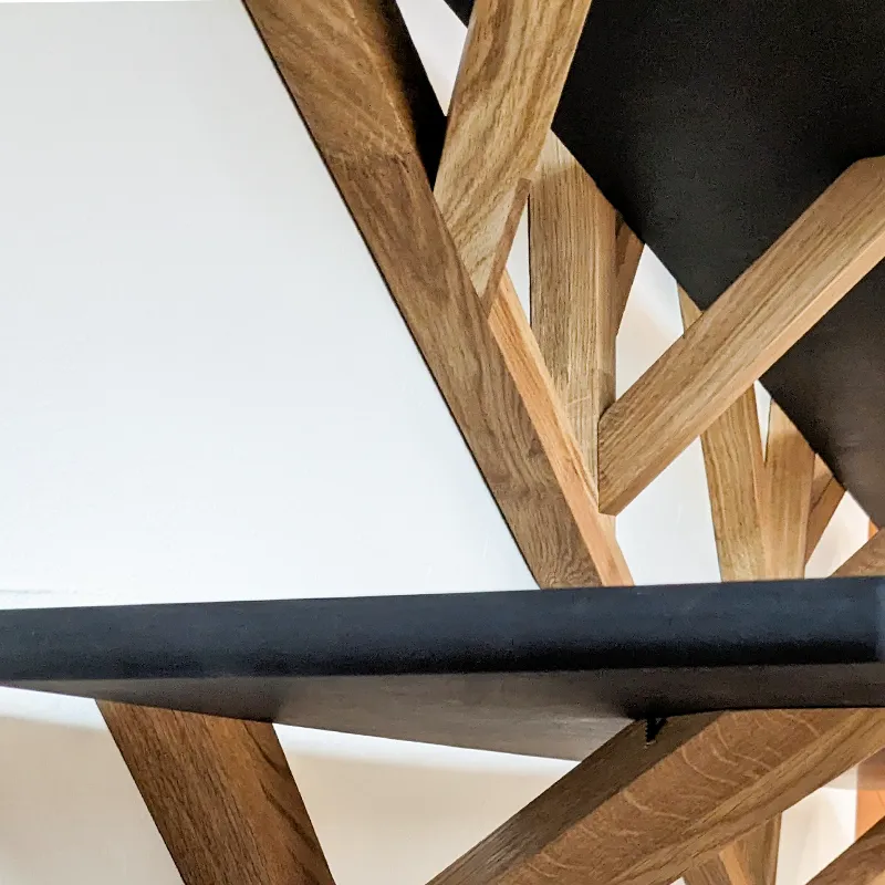 Détails d'une bibliothèque sur mesure inspirée d'un arbre.