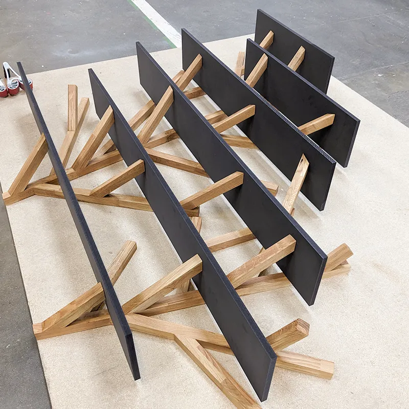 Bibliothèque sur mesure inspirée d'un arbre conçue et fabriquée par un ébéniste dans l'atelier pendant la fabrication