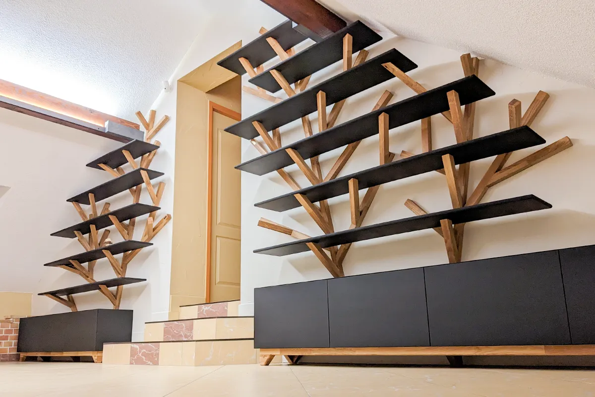 Bibliothèque sur mesure inspirée d'un arbre, les branches soutiennent les étagères
