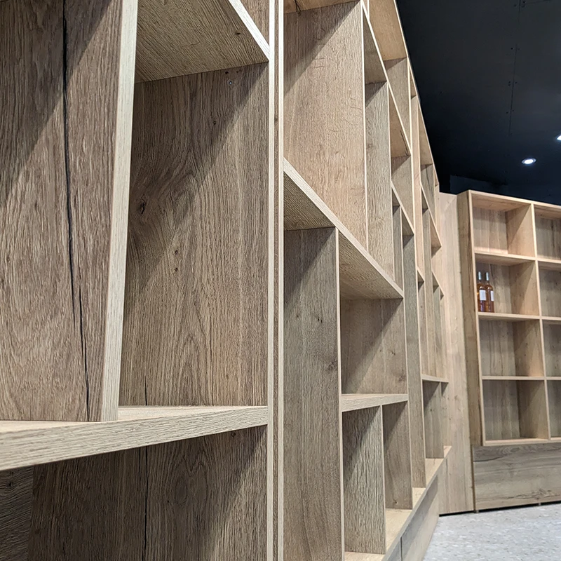 Vue des détails de l'agencement de la boutique d'un traiteur à Metz, création de rayonnage