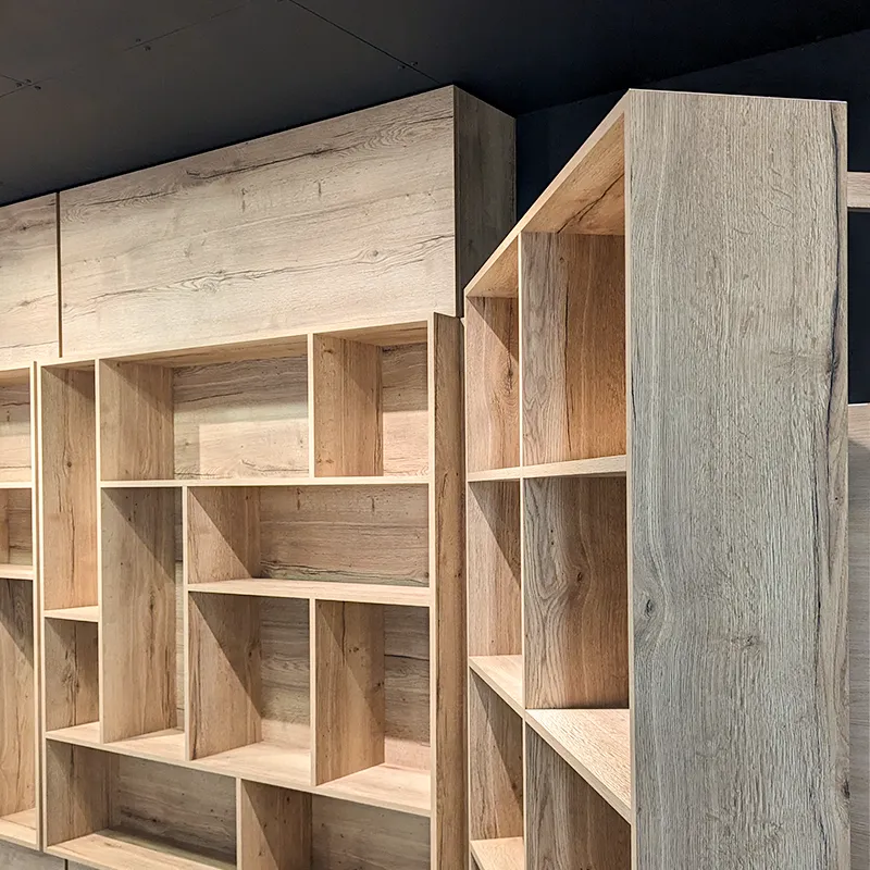 Vue des détails de l'agencement de la boutique d'un traiteur à Metz, création de rayonnage