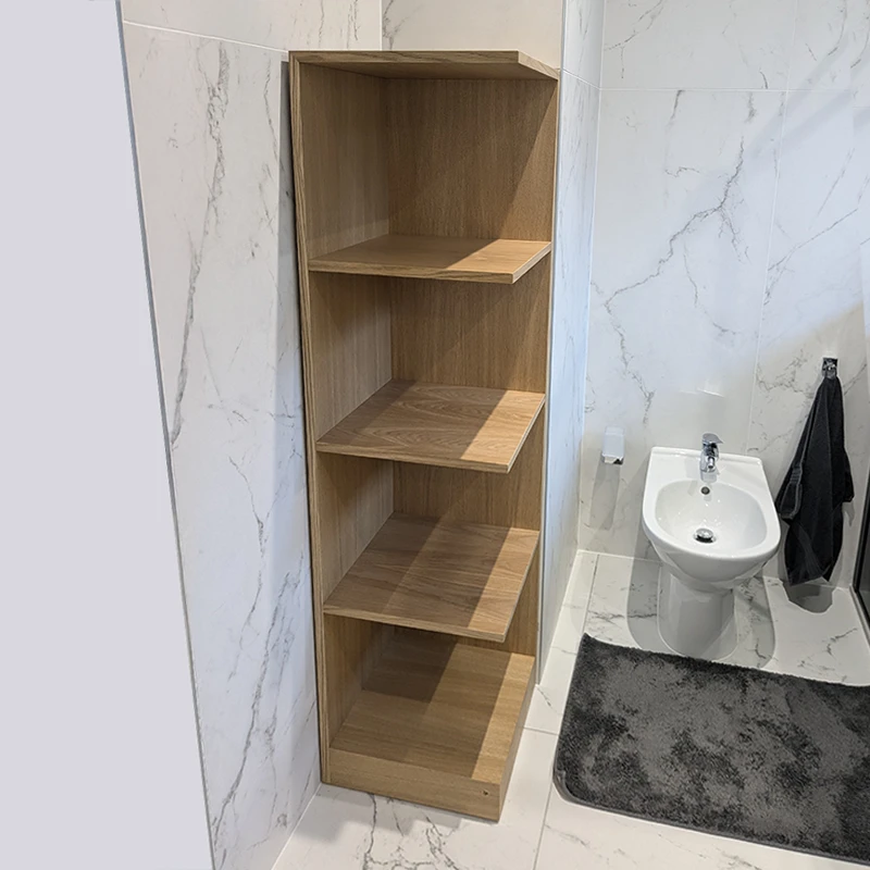 Meuble de salle de bain en bois dans une salle de bain