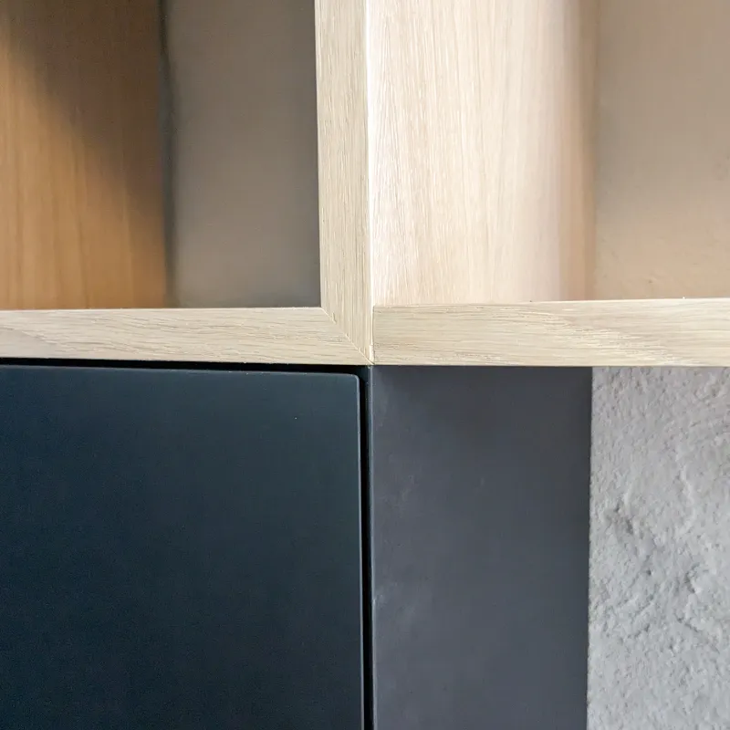 Vue d'une bibliothèque sur mesure composé de blocs, détail sur le bois