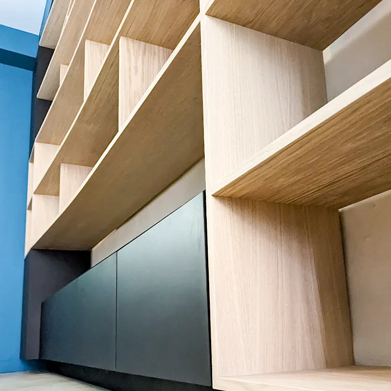 Vue d'une bibliothèque sur mesure composé de blocs et d'un meuble bas