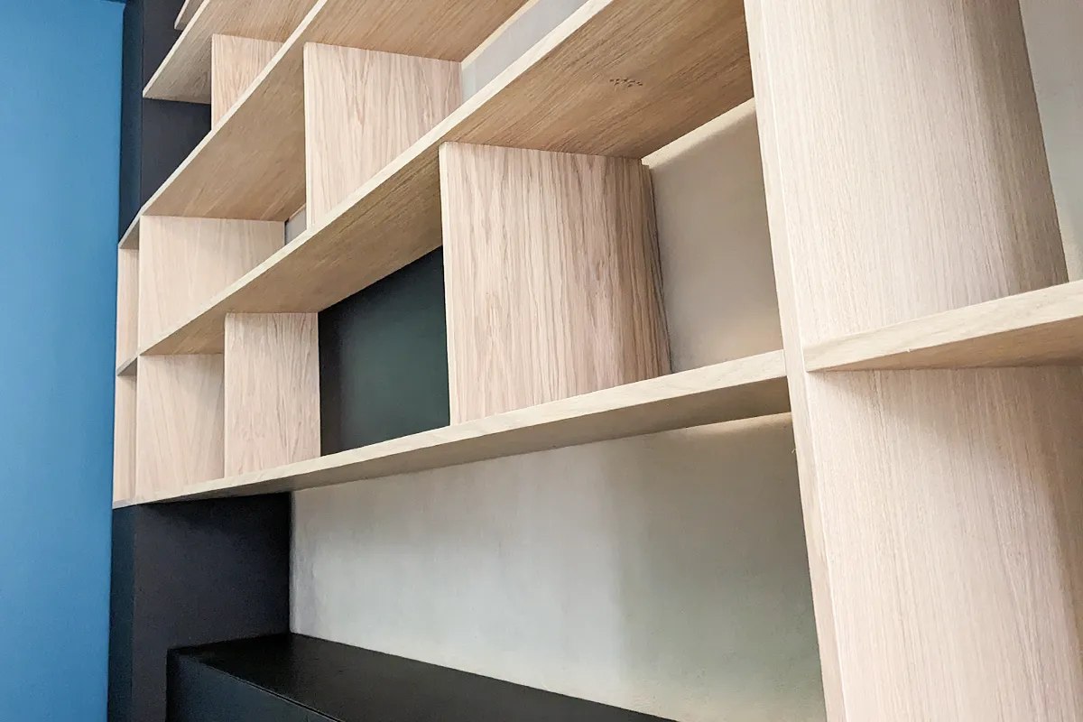 Vue d'une bibliothèque sur mesure composé de blocs