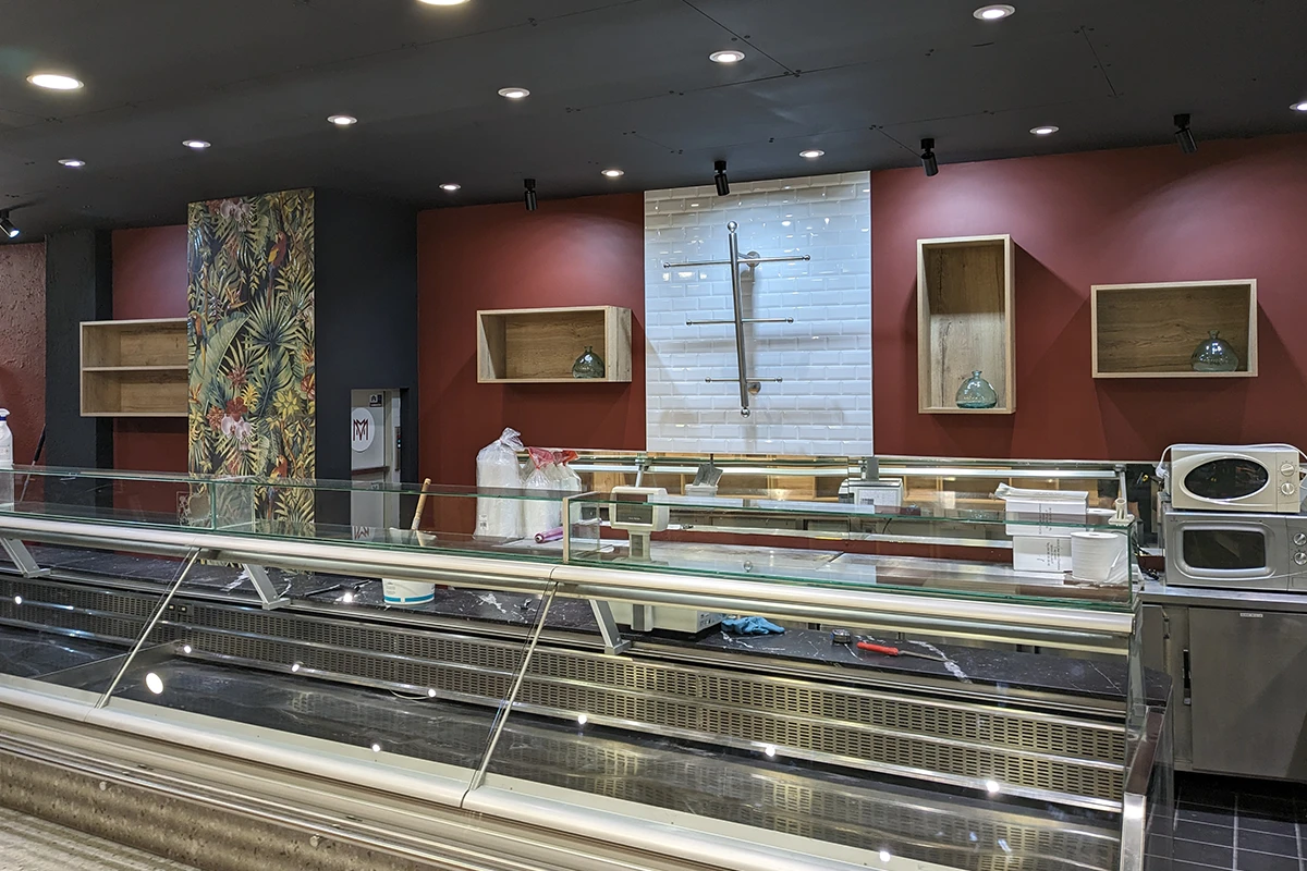 Vue de l'agencement de la boutique d'un traiteur à Metz, création de décoration