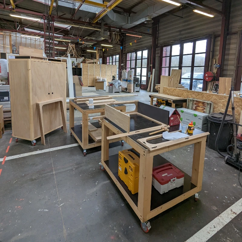 Vue de l'atelier pendant la construction des meubles