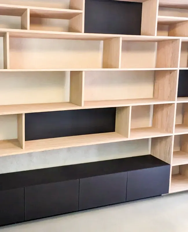 Vue d'une bibliothèque sur mesure conçue et fabriquée par un ébéniste à Metz