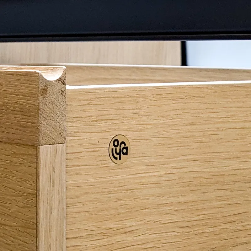 Détails du bois avec incrustation du logo Loysa dans un meuble de salle de bain
