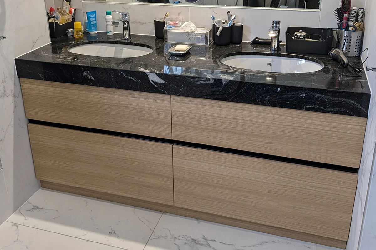 Meuble de salle de bain sur mesure avec des tiroirs et un dessus en marbre