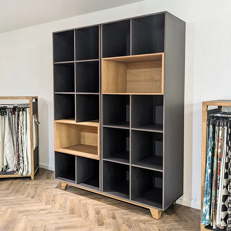 Meuble de rangement sur mesure pensé pour un tapissier pour présenter les échantillons de tissus et de papier peint