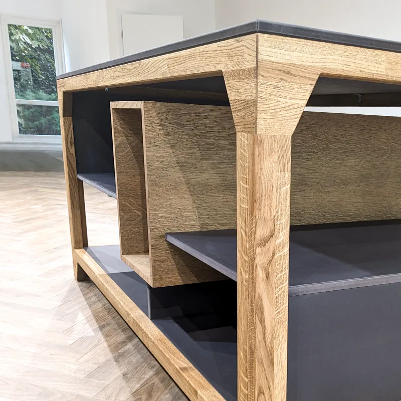 Meuble nuancier et table sur mesure pensé pour un tapissier pour présenter les échantillons de tissus et de papier peint