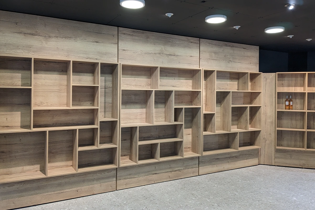 Vue d'ensemble de l'agencement de la boutique d'un traiteur à Metz, création de rayonnage