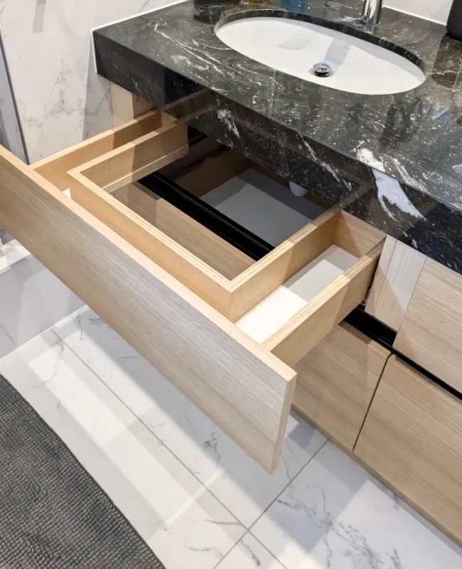 Meuble de salle de bain sur mesure avec dessus en marbre
