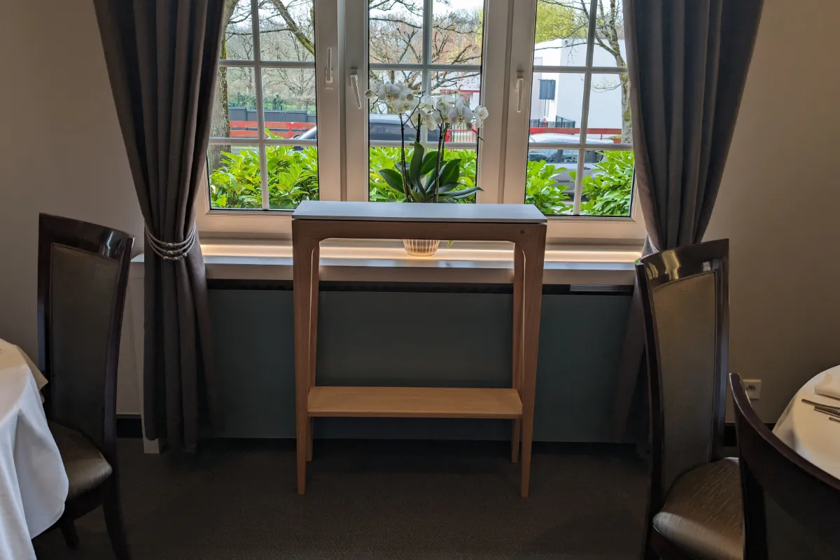 Vue d'un meuble fabriqué sur mesure pour un restaurant