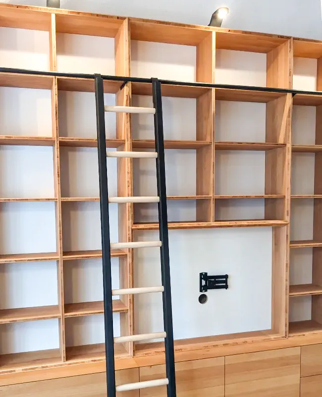 Réalisation d'une bibliothèque sur-mesure avec un éclairage personnalisé et une échelle