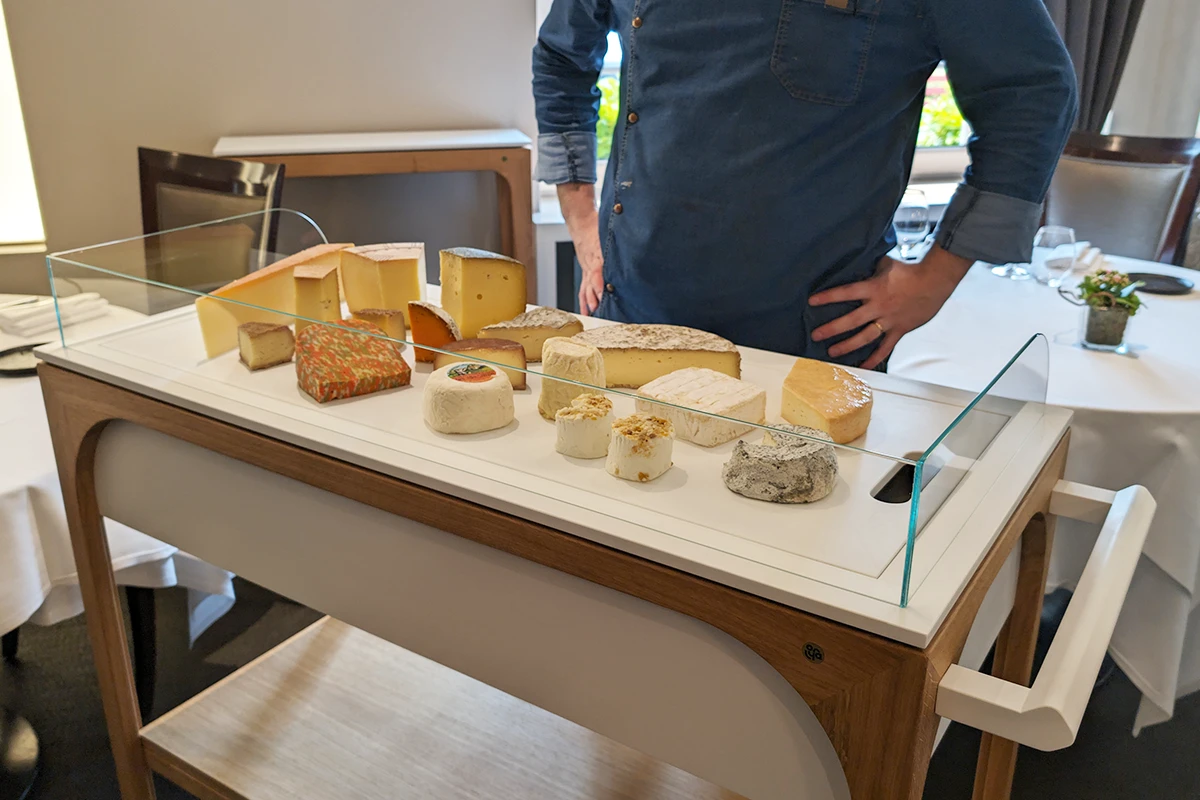 Détail d'un meuble de service conçu et fabriqué sur pour le restaurant Jardin de Bellevue sur lequel sont disposés des fromages